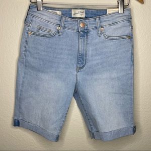 NWT Universal Thread Women’s High Rise Bermuda Denim Jean Shorts Raw Hem Size 6